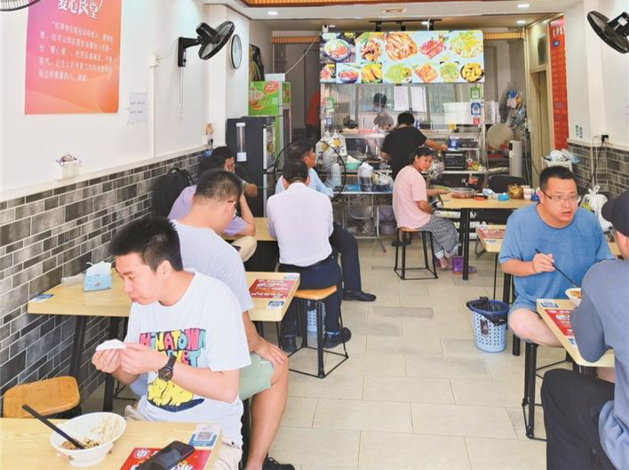 深圳坂田实现12个社区“爱心餐厅”全覆盖！一餐暖心饭带来温暖力量