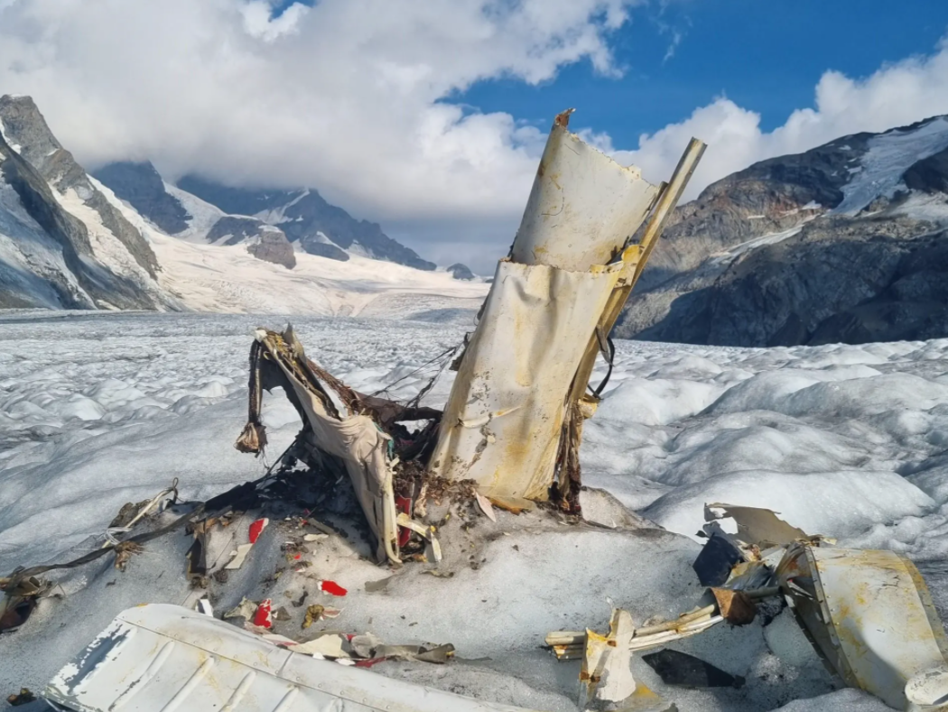 冰川消融 瑞士1968年失事小飞机残骸“现身”