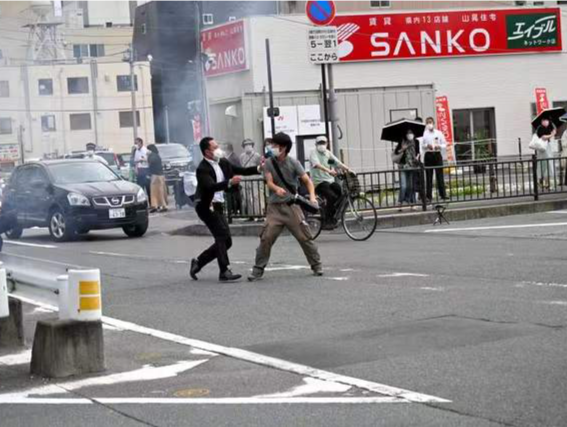奈良警方公布安倍遇刺安保问题详情：因听众增多而忽视后方