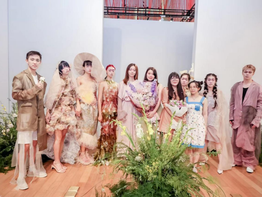 17岁艺术家个人服装静态展开幕 打造沉浸式雨林时装秀
