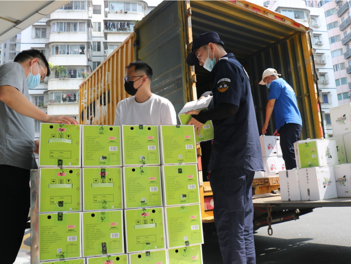 深圳市民政局联合7家机构捐赠消暑饮料 助力社区防疫工作