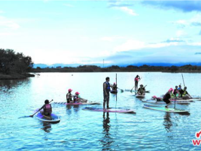 体验浆板“水上漂”！肇庆砚阳湖桨板基地迎来游玩热潮