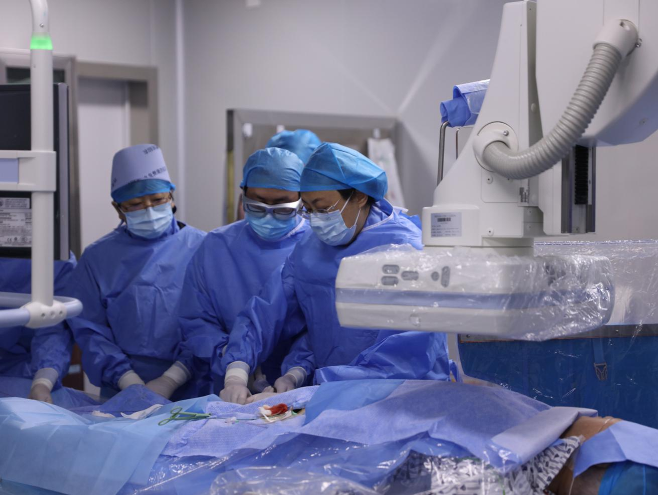 深圳前海蛇口自贸区医院顺利完成首例无导线双腔起搏器植入术