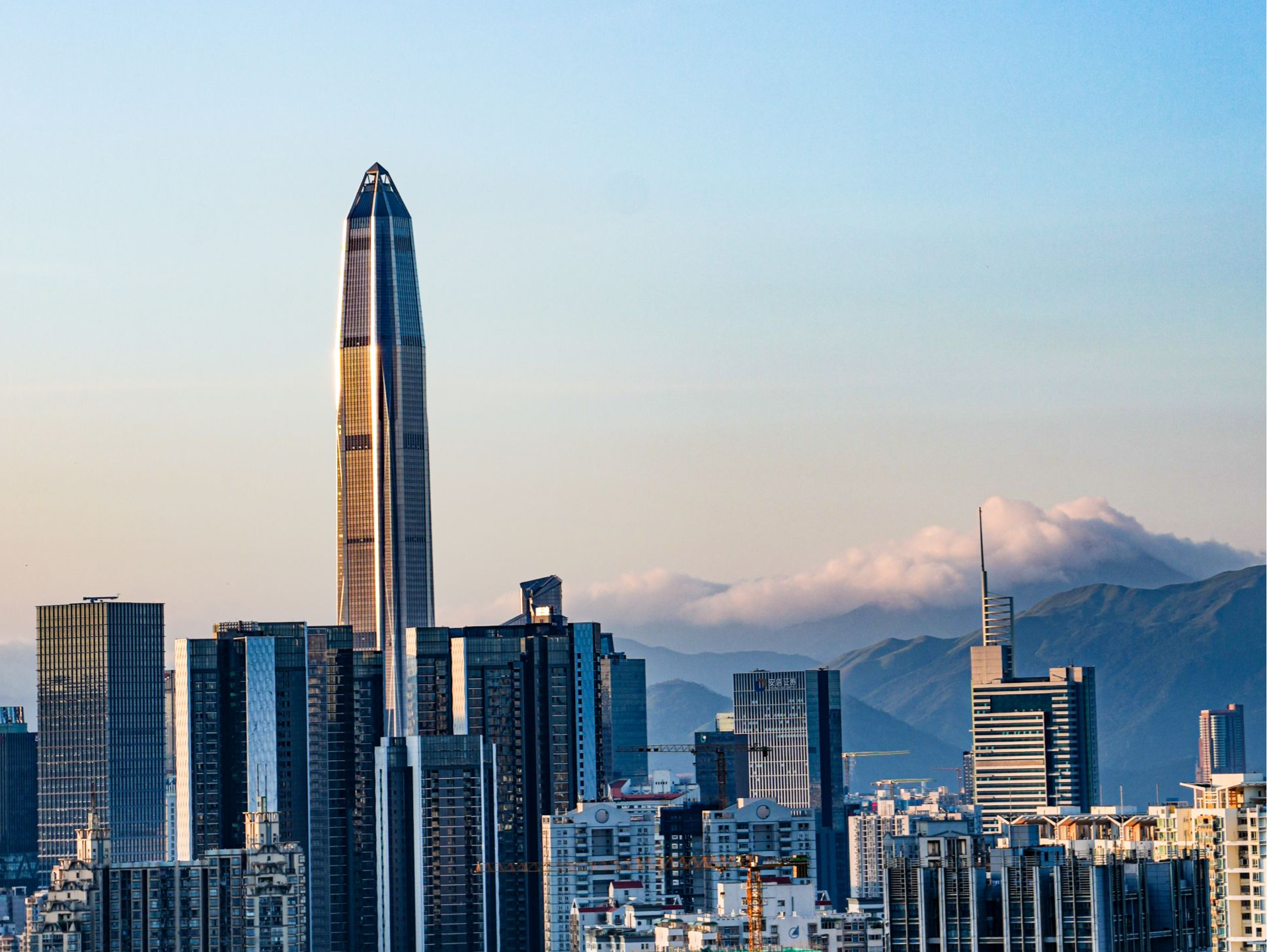坚定不移沿着总书记指引的方向奋勇前进——写在深圳经济特区建立42周年之际