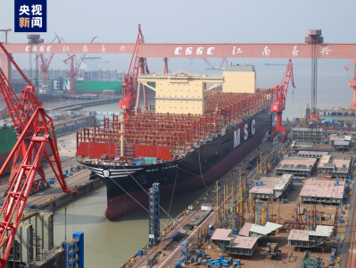 世界最大箱船在上海出坞 一次可装载24116只标准集装箱