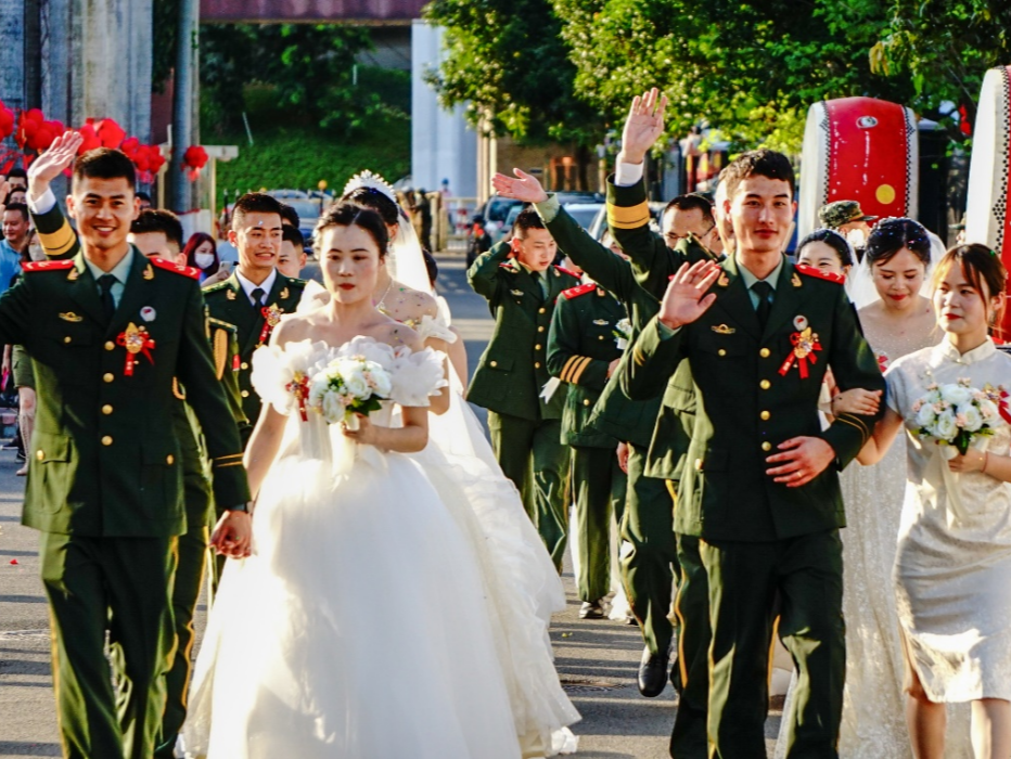 广东海警局为海警执法员举办集体婚礼