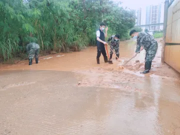凤凰街道民兵参与防汛一线排险情除隐患