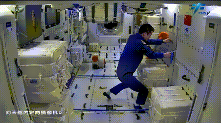 航天员穿着舱内用鞋开展工作