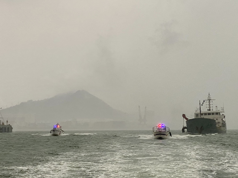 深圳大铲湾边检站组织开展第二次海上联合巡查执法行动