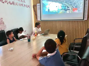公明社区：党史影片“红心引领童心”丰富少儿暑期生活