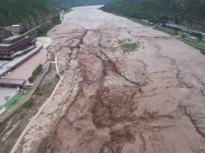 黄河壶口瀑布旅游区洪水过境 景区暂时关闭