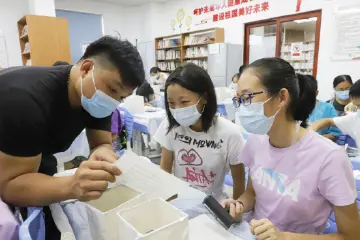 玉塘青少年“解密”活字印刷玩转多彩周末