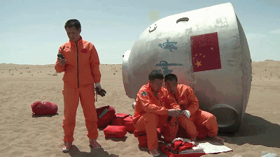 航天员穿着着陆用鞋进行沙漠野外生存训练