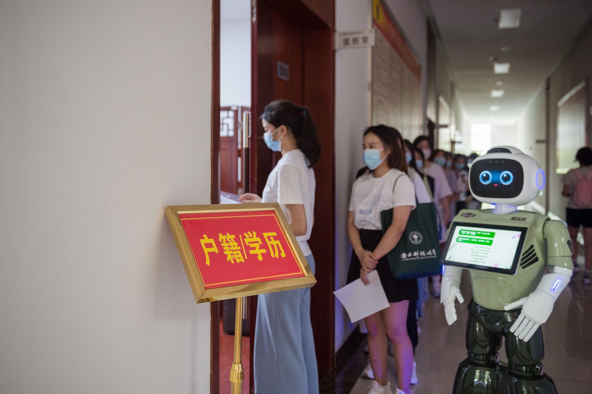 深圳女孩踊跃报名参军 大学生占比百分百 