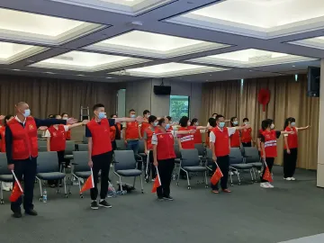 凤凰街道63名新入会志愿者学习交通安全文明劝导知识 