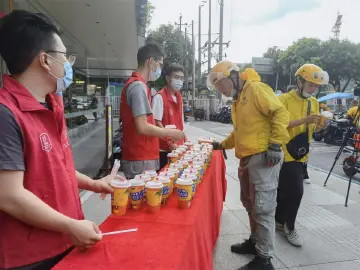 公明街道快递外卖行业联合党支部、团总支开展夏日送清凉慰问活动