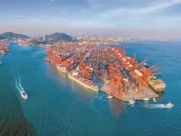 大湾区港口吞吐量居世界湾区之首，广州港、深圳港、珠海港、东莞港迈入亿吨大港行列