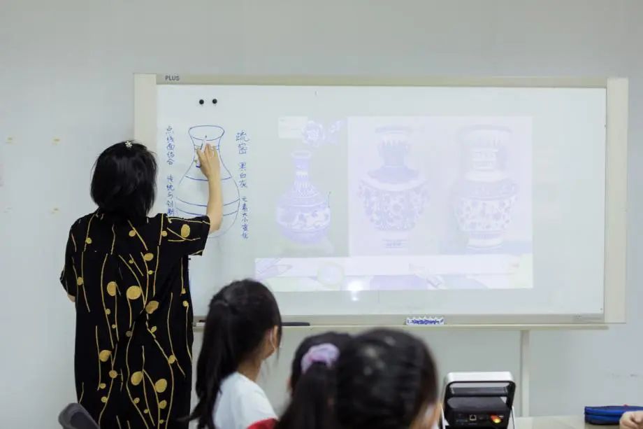 研学基地 | 福田学子在这又学到了一项新技能——线描画（青花瓷）