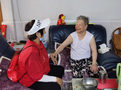 光明社区“银龄互助”志愿者服务队开展高龄老人探访活动
