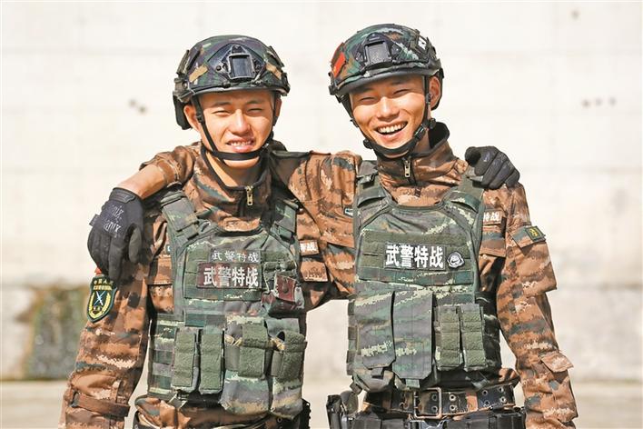 这是日前发生在武警广东总队执勤第二支队特战中队00后双胞胎兄弟