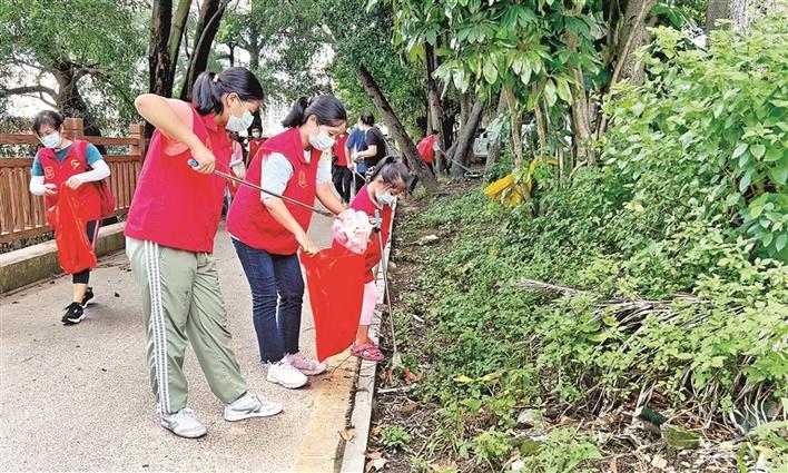 福永亲子志愿者巡河清理沿岸垃圾