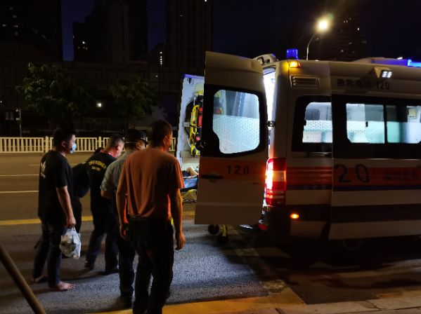 深圳警民携手成功救助轻生女子