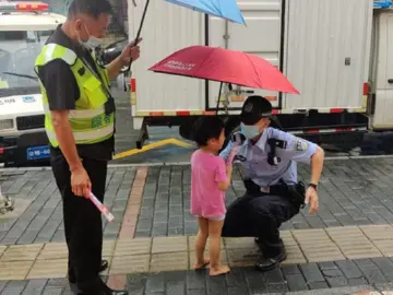 暖心! 公明社区治安员护送走失儿童回家