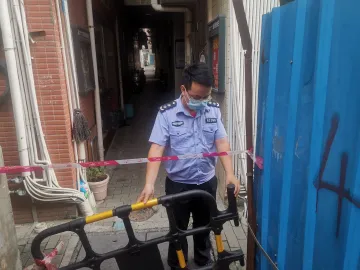 凤凰街道网格管理员“宣传+巡查”防台风保安全
