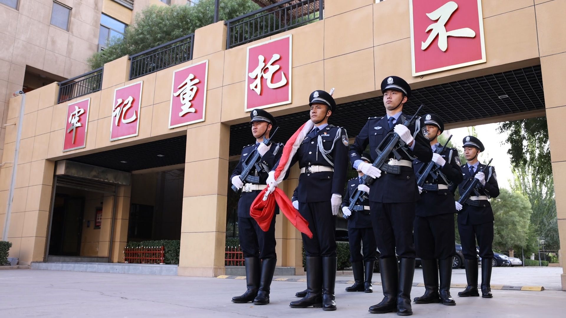 深圳援疆“八一”升旗暨“民族团结一家亲”夏令营开营仪式举行