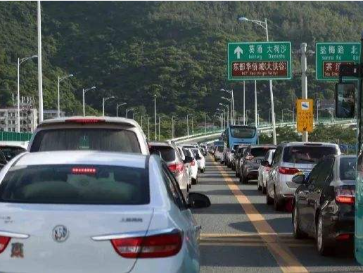 深圳高速公路实行中型以上客货车右侧通行
