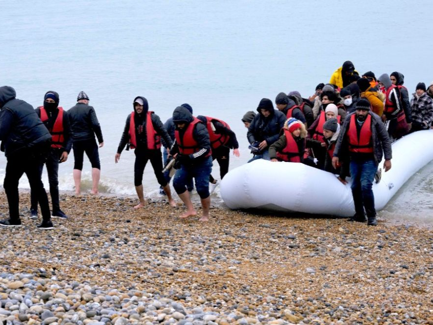 坐小船偷渡至英国的非法移民人数创单日新高