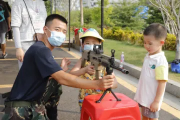 玉塘街道“国防教育”巡展站受群众热捧