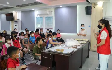公明社区开展“非遗润童心·文化共传承”秋韵月饼制作活动