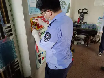 营造文明整洁环境 公明网格员开展出租屋“牛皮癣”铲除行动