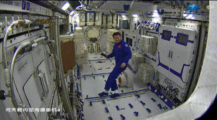 航天员穿着舱内用鞋进行TVOC（总挥发性有机物）测试