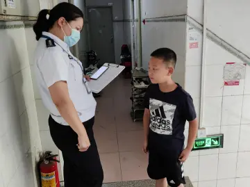 光明街道网格督察员助走失小孩找到家人