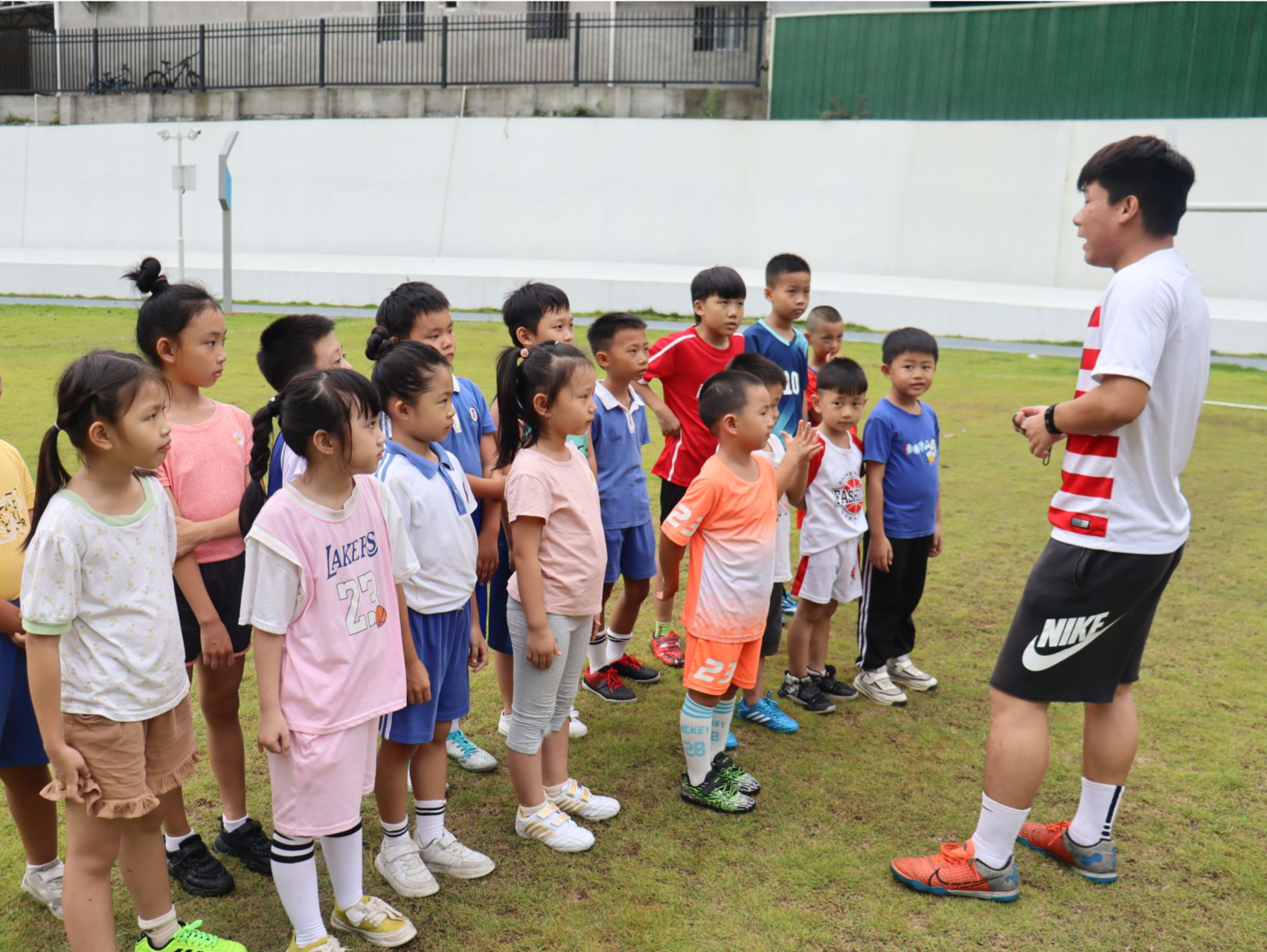 深圳龙华兴富社区举办足球培训班，为“足球小将”放飞绿茵梦想