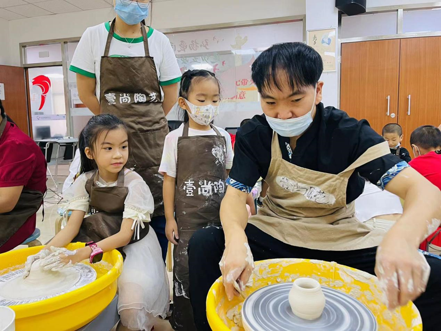 新庄社区开展亲子手工陶艺活动 丰富青少年学生暑期生活