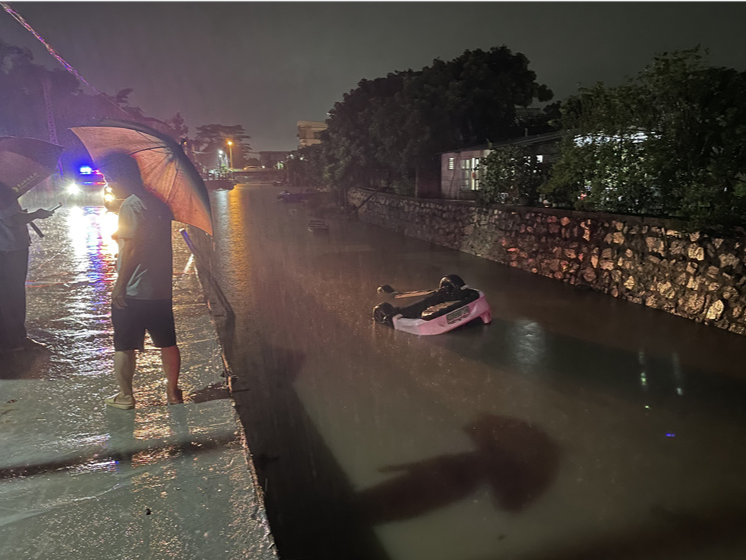 一男子驾车不慎落水，中山4位村民危急时刻出手相救