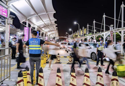 深圳机场单日客流量破11万人次 交通文明劝导志愿服务暖客心