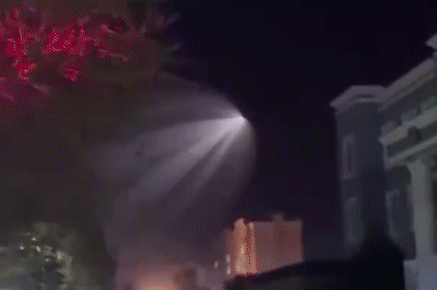 新疆多地现不明发光体！网友戏称UFO开远光，究竟咋回事？