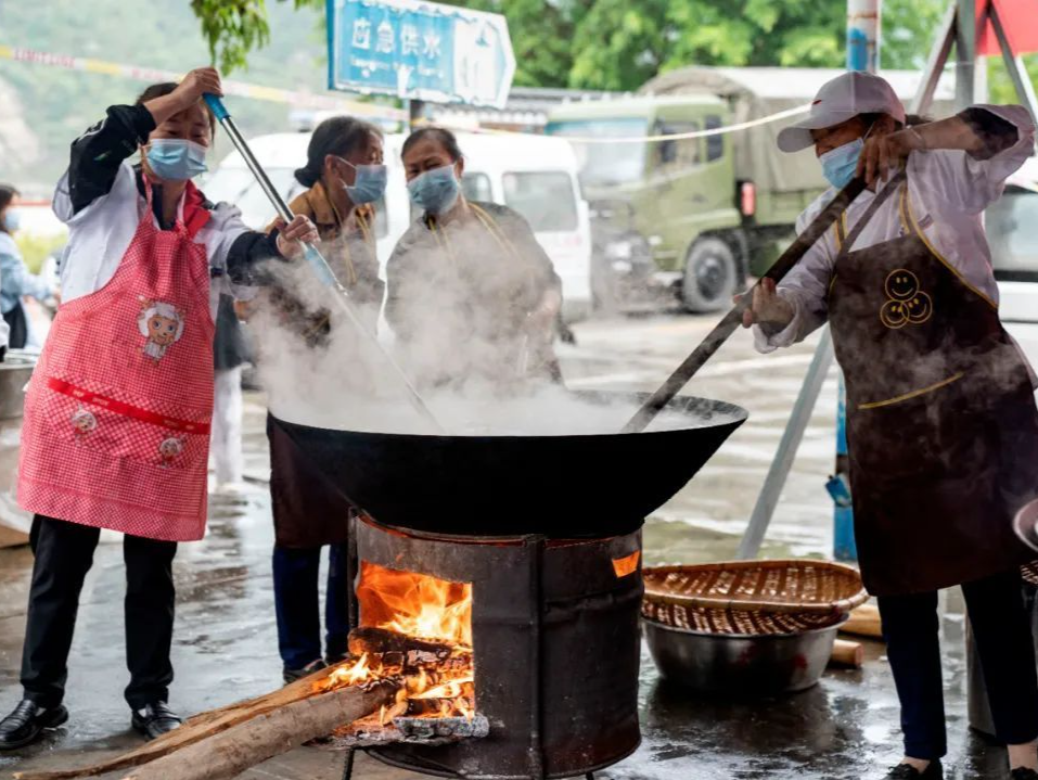 泸定地震灾区：救援一刻没停，群众吃上热乎饭