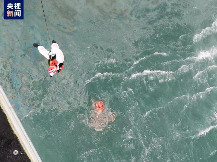 山东威海渔船遇险沉没 已有11人获救