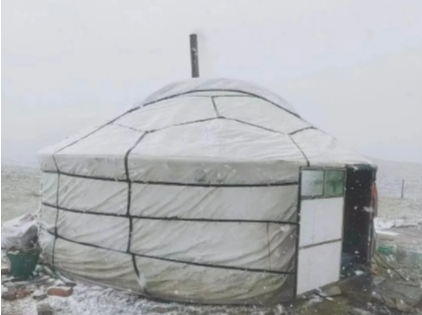 内蒙古锡林浩特迎来降雪，一天降温超20度