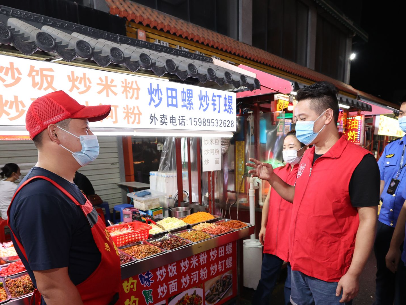 “社区帮衬我们，我们回馈社区” 深圳这群夜市摊主穿上红马甲做义工