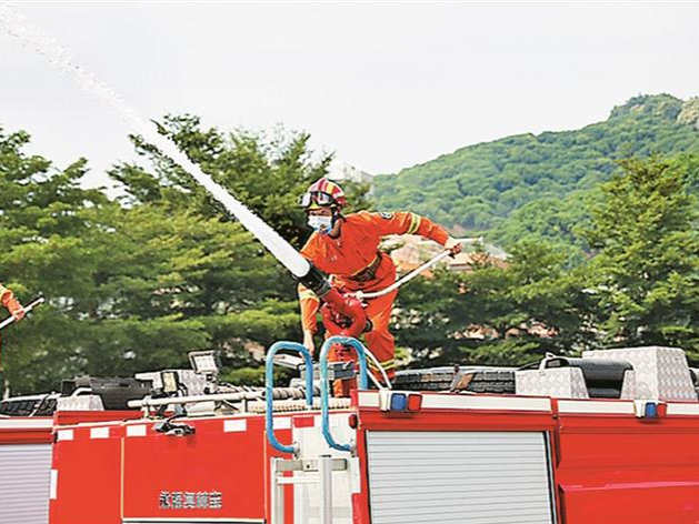 深圳举办森林消防公众开放日活动 市民近距离感受森林消防“灭火神器” 