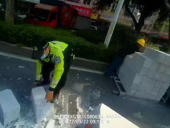 粗心司机散落一地砖头！东莞铁骑迅速出手化解险情
