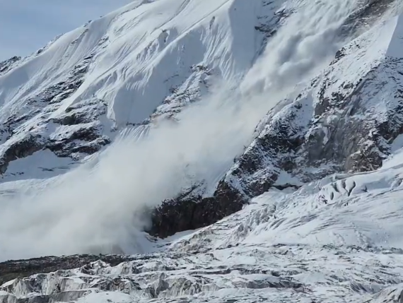 马纳斯鲁峰发生雪崩致至少15人受伤