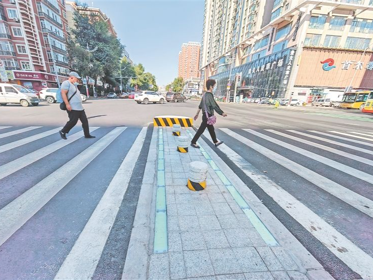 引导行人安全通行 路面红绿灯亮相哈尔滨街头