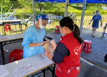 公明街道李松蓢社区暖心送清凉 为“逆行者”解暑降温